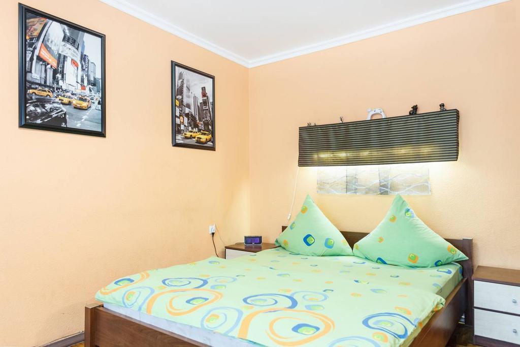 Apartment On Sobornyi Avenue 143 Near Intourist Hotel Zaporizhia Exterior foto